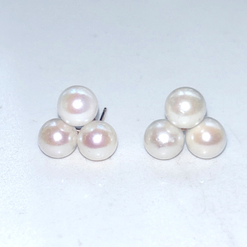 14k solid gold Pearl triangular shaped earrings - Picture 2 of 4